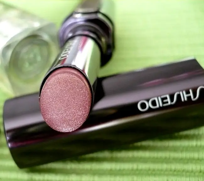 http://www.mybeautyblog.de/wp-content/uploads/2011/03/shiseido_shimmering_lipstick_rd_713.jpg